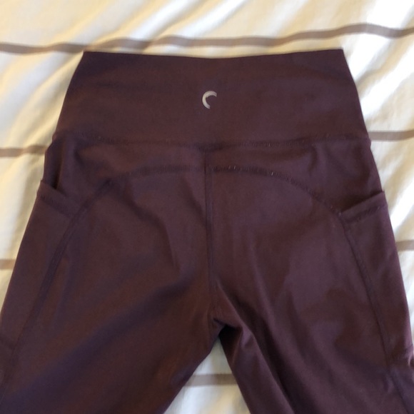 Zyia Wine Brilliant pocket Capri leggings - Picture 2 of 4